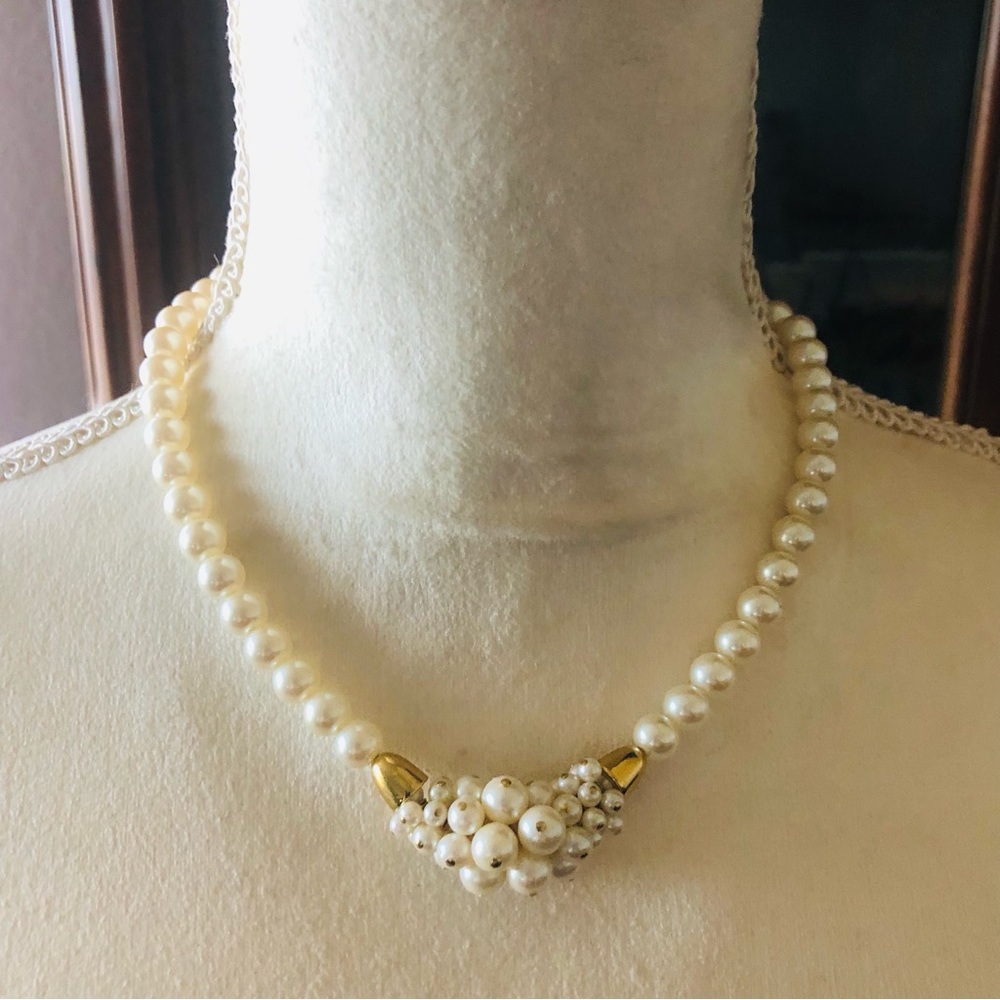 Vintage cream glass pearl cluster gold plated necklace - Picture 2 of 11